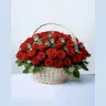 Корзина с красными розами и эвкалиптом